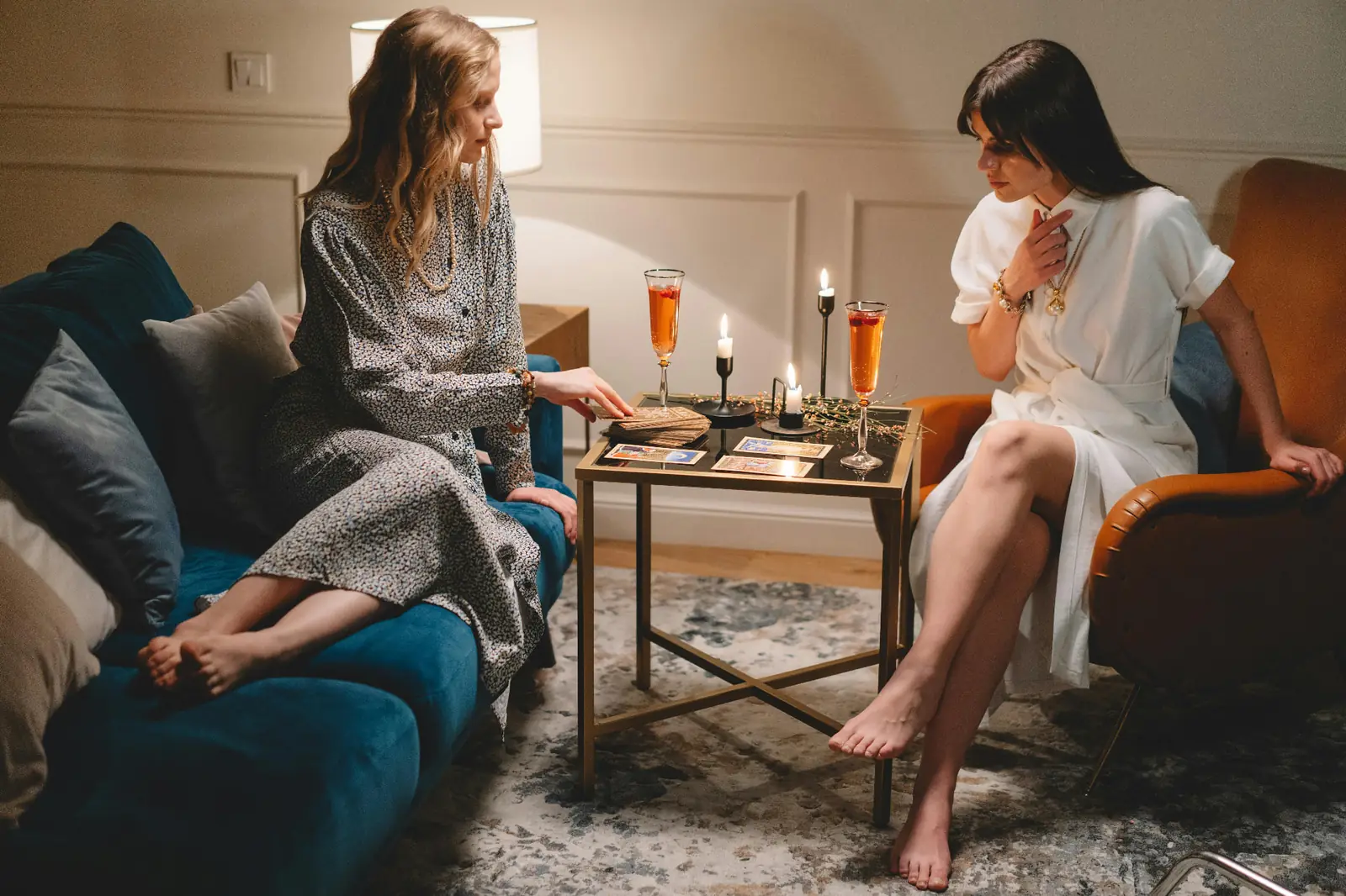 Duas pessoas numa consulta de Tarot, com cartas sobre a mesa