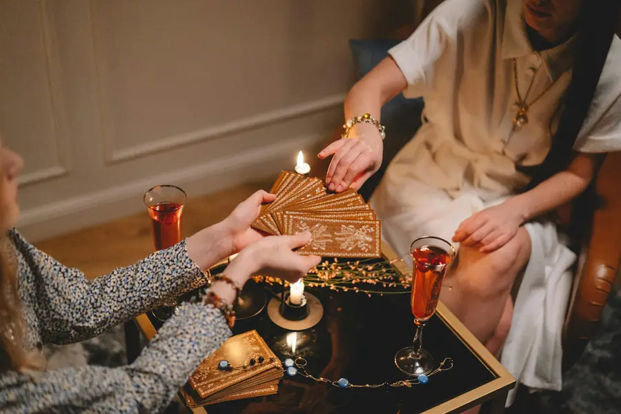 Escolha de uma carta durante uma consulta de Tarot